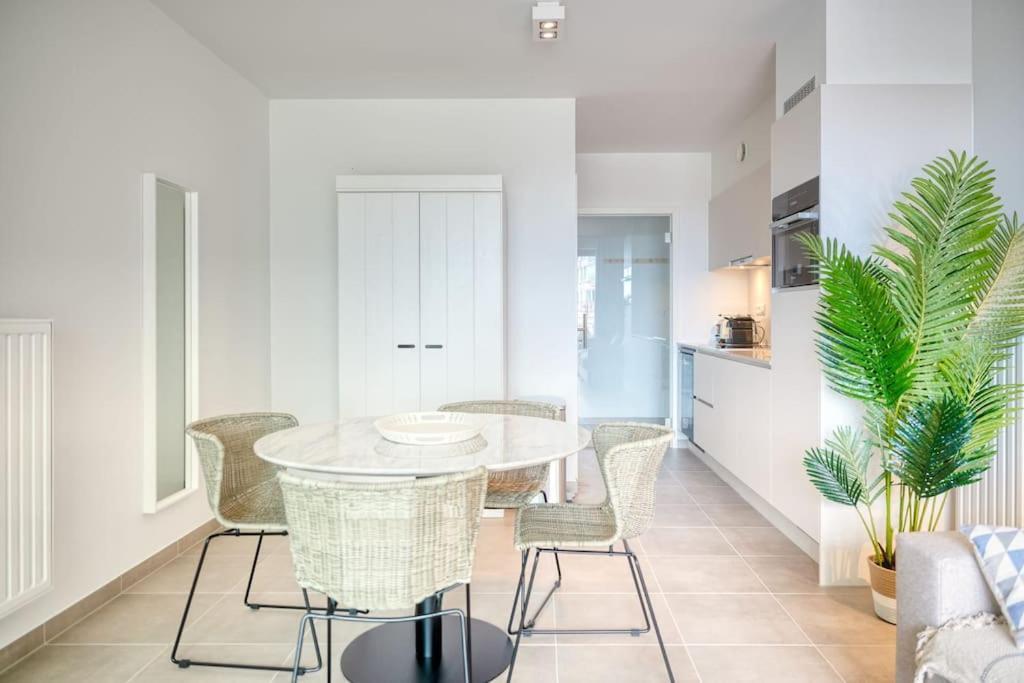 Charming By The Sea In Appartement Oostende